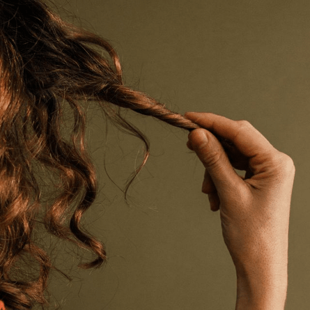 Caída del cabello en otoño: cómo frenarla - LACONICUM